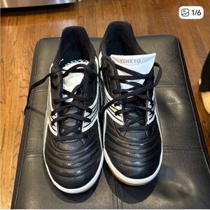 Diadora Veneto Black and White Athletic Shoes